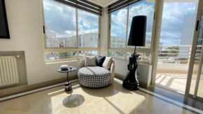 Black White: Modern Spacious